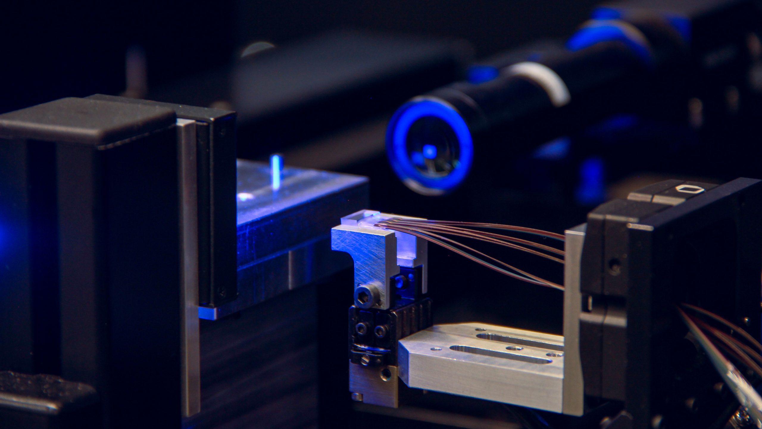 Machine setup for fiber optics assembly Machine setup ensuring precision in fiber optics assembly